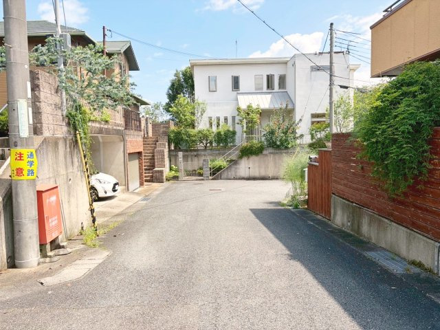 中古戸建　東つつじヶ丘曙台4丁目の前面道路含む現地写真