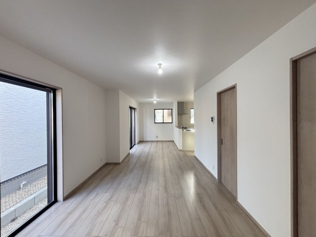 緑区兵庫2丁目412番｜名古屋市の戸建ならホームアップの居間・リビング|【売主施工例】たっぷりの陽光が降り注ぎ、自然と家族が集まる明るい空間。笑顔あふれる団らんの時間がここから始まります。