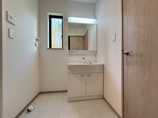 緑区兵庫2丁目412番｜名古屋市の戸建ならホームアップの独立洗面台|【売主施工例】就寝前や朝の身支度の際など、快適にお使いいただける洗面台