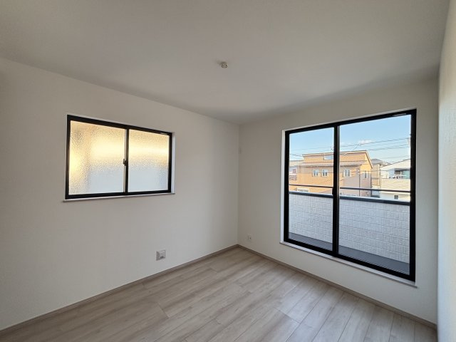 緑区兵庫2丁目412番｜名古屋市の戸建ならホームアップの洋室|【売主施工例】窓から心地よい光と風を取り込む二面採光。プライベートな時間をゆったりと過ごせる、安らぎの居室空間です。