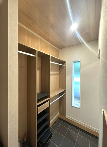 東金市下谷　　平屋中古戸建の玄関|令和4年3月築 ３LDK平屋 リビング約24.5帖敷地約180坪 ドックラン BBQ可能閑静な分譲地