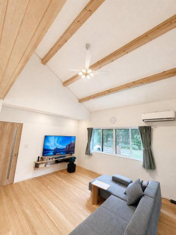 東金市下谷　　平屋中古戸建の居間・リビング|令和4年3月築 ３LDK平屋 リビング約24.5帖敷地約180坪 ドックラン BBQ可能閑静な分譲地