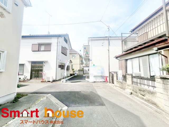 相模原市南区大野台　新築1棟の前面道路含む現地写真|お住まいの前面道路が広いと駐車が楽になり、陽当たりも遮られないので明るく居心地の良いお家になります♪
