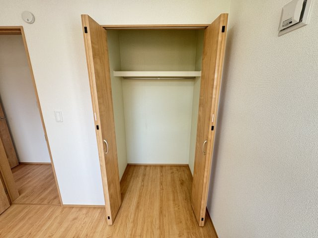 八重瀬町屋宜原（限定1棟）の収納|A号棟　洋室5.25帖+収納付き♪