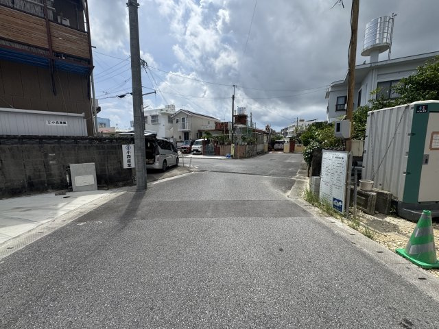八重瀬町屋宜原（限定1棟）の前面道路含む現地写真|※南側公道6m♪