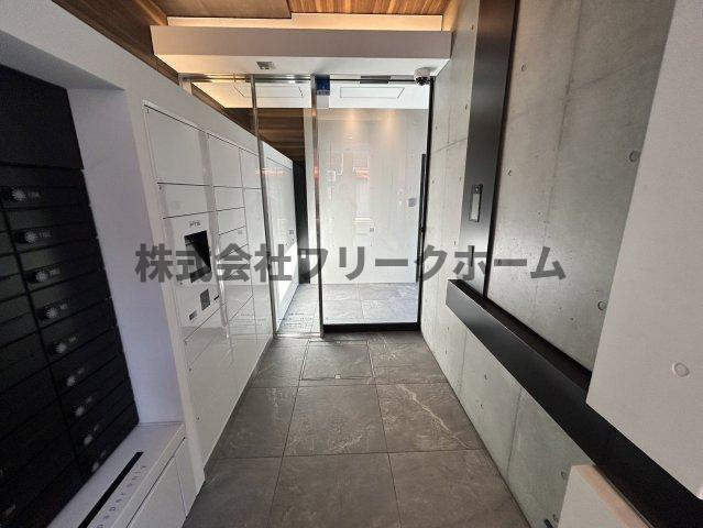 三鷹市上連雀４丁目の賃貸マンションのエントランス
