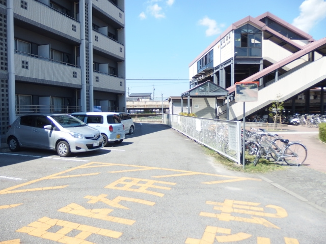 ノーブルスクエアの駐車場