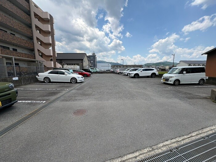エルフィン井上の駐車場