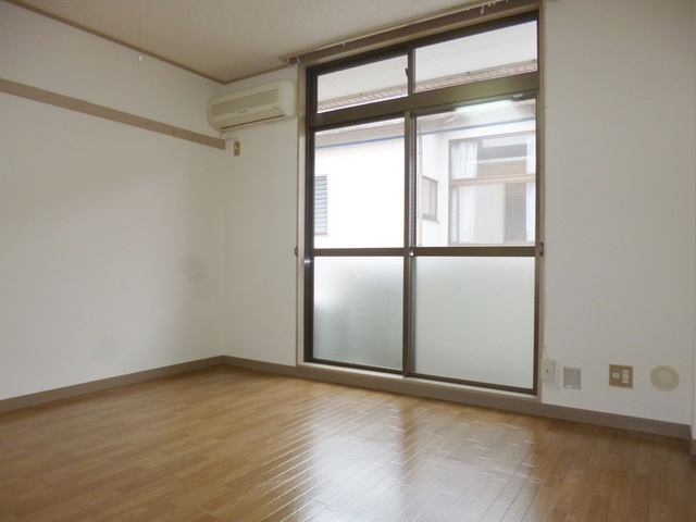 清和レジデンスの子供部屋|広々とした洋室のお部屋です。