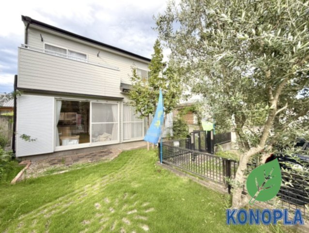 【中古戸建】足利市葉鹿町の外観|■外観｜ちょっとしたガーデニングや家庭菜園を楽しめる庭スペースがあり、日々の暮らしに彩りをプラスしてくれます。