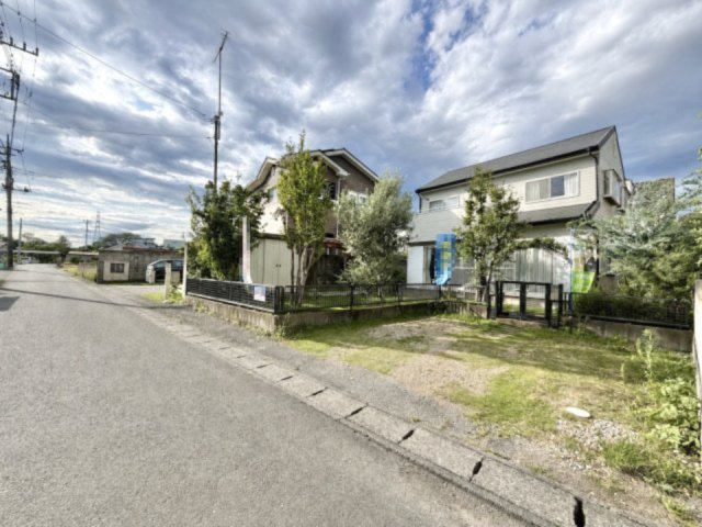 【中古戸建】足利市葉鹿町の外観|■外観｜広々とした駐車スペースで楽々駐車可能！お買い物後もスムーズにお荷物を運べます♪