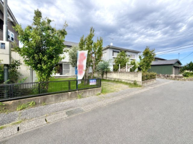 【中古戸建】足利市葉鹿町の外観|■外観｜周囲の見渡しが良く、車の出入りの際も安全確認がしやすいため、小さなお子様がいるご家庭でも安心です♪