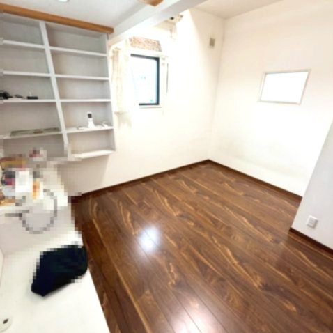 ☆選べる家具プレゼント☆中村5丁目　中古戸建の洋室|全居室に収納がしっかりと確保され、綺麗な内装が魅力的なプライベート空間。クローゼットにお気に入りの衣類や小物をすっきりしまえるため、インテリアにこだわりながら自分の時間をゆったり楽しめそう。