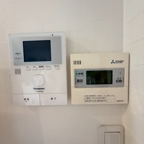☆選べる家具プレゼント☆中村5丁目　中古戸建の防犯設備|TVモニタ付インターホンなどセキュリティ充実の玄関まわりで、留守番時も守られている安心感があります。