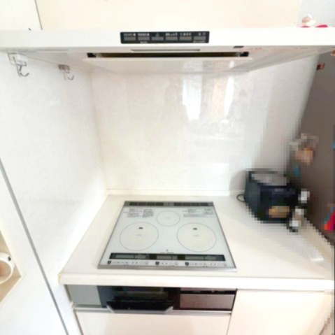 ☆選べる家具プレゼント☆中村5丁目　中古戸建のキッチン|使い勝手の良いシステムキッチンは3口IHクッキングヒーター付きでお手入れもサッと拭くだけ。対面式なのでリビングの様子を見守りながら、お洒落な空間で楽しくお料理の準備が進められそう。