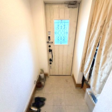 ☆選べる家具プレゼント☆中村5丁目　中古戸建の玄関|TVモニタ付インターホンや防犯性に優れたセキュリティが、大切な家族の出入りを優しく見守る玄関まわり。平坦なアプローチなので、たくさんお買い物をした日も荷物を抱えたままスムーズに室内へ入れそう。