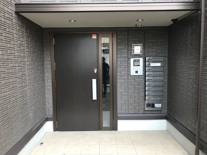 吹田市江坂町５丁目のアパートのエントランス