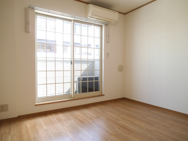 ヴィラージュ志伊の居間・リビング|サッシが大きくて明るいお部屋です。