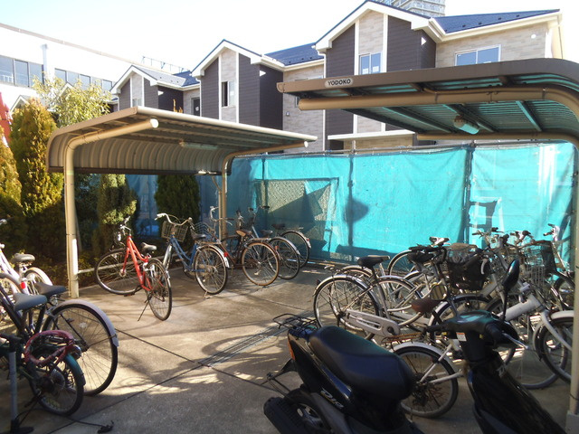 ヴィラージュ志伊のその他共用部分|建物裏手の駐輪場です