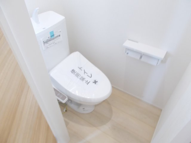 リナージュ前橋市朝日が丘町01期　１号棟のトイレ|【イメージ画像】2階トイレです。清潔感のある白を基調としています。