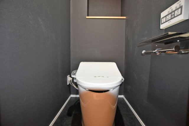 コープ野村伊丹昆陽A棟のトイレ|新調済みのトイレを採用。清潔感あふれる空間に、シンプルで洗練されたデザインを組み合わせ、毎日快適にお使いいただけます。