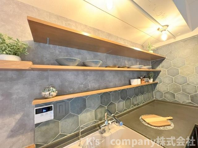 ●茅ヶ崎市柳島海岸　クリオ茅ヶ崎柳島海岸のキッチン|キッチンの正面にはおしゃれな棚付きの収納スペースがあります♪
