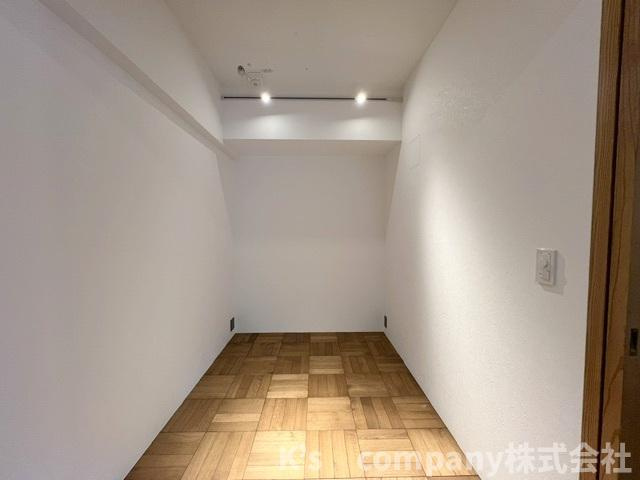●茅ヶ崎市柳島海岸　クリオ茅ヶ崎柳島海岸の洋室|洋室2.5帖◇リビングに隣接していて開放してお使いいただく事ができます◇