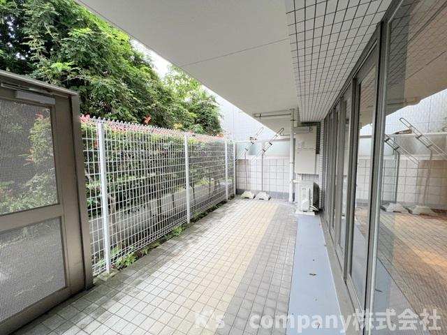 ●茅ヶ崎市柳島海岸　クリオ茅ヶ崎柳島海岸のバルコニー|テラス☆1階部分につきテラスから外に出るドアが付いています♪