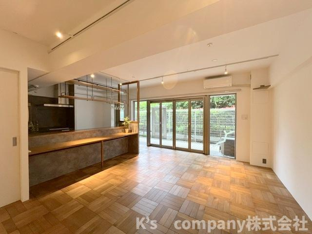 ●茅ヶ崎市柳島海岸　クリオ茅ヶ崎柳島海岸の居間・リビング|リビングダイニングはテラスからの明るさも取り入れ心地の良い空間です◇