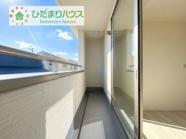 【バルコニー】 | 第1常総市中妻町　新築戸建　1号棟 | 広々としたバルコニーは、大量の洗濯物を干しても余裕！お布団だって、家族全員分をいっきに干せますね(^O^)
