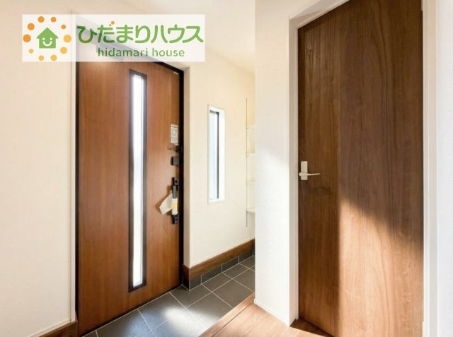 【玄関】 | 第1常総市中妻町　新築戸建　2号棟 | シューズクロークはベビーカーやゴルフバックなど、大きな荷物を置けるのでとっても便利♪
横開きの扉付きで、隠して収納出来ますね(^^)