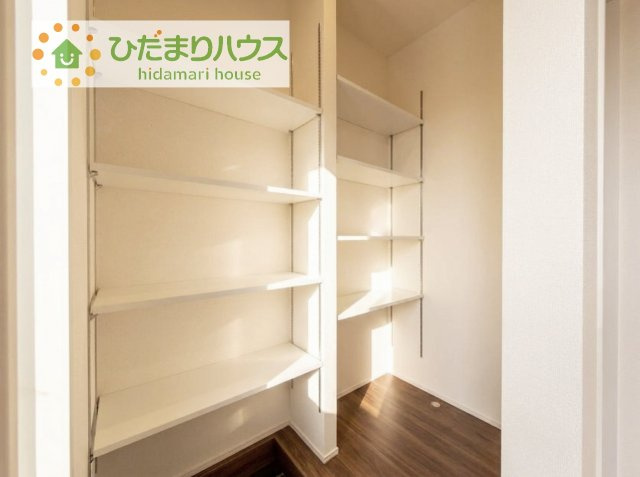 【収納】 | 第1常総市中妻町　新築戸建　2号棟 | 靴で溢れかえっていた玄関も、大きなシューズ棚と、玄関横のクロークでスッキリ解決！玄関は「その家の顔」とお考えの方にオススメの広さです。