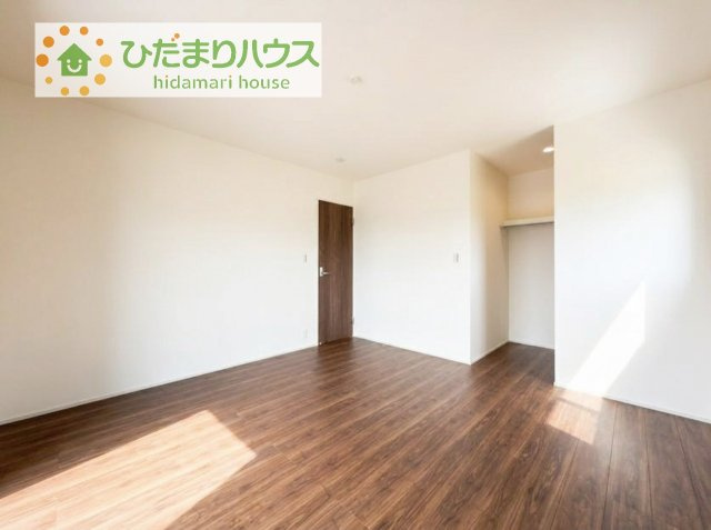 【寝室】 | 第1常総市中妻町　新築戸建　2号棟 | 大きなベッドを置いても余裕の広さの主寝室♪