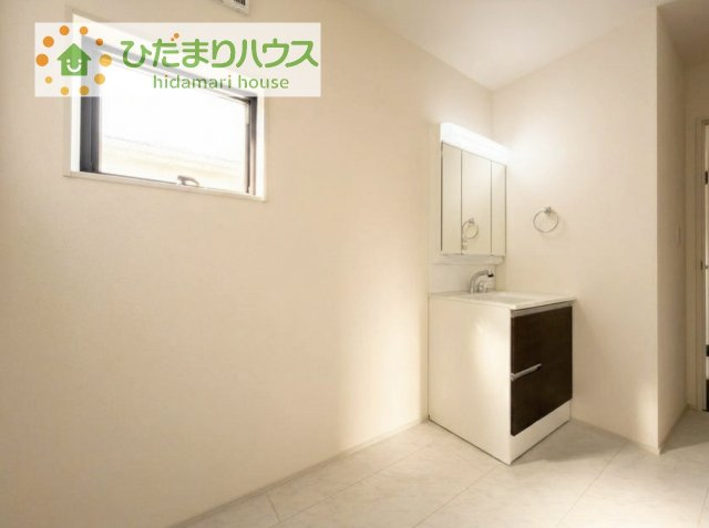 【独立洗面台】 | 第1常総市中妻町　新築戸建　2号棟 | 三面鏡の大きな鏡は憧れます(^^♪
鏡の後ろは収納となっていて、細かいものでも収納できるのでスッキリと整理できます！