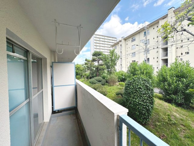 【バルコニー】 | 新金岡第六次住宅１０棟 | 棟と棟の間が広く緑地帯があるゆとりの敷地です。1Fですが見晴らしもよく外からの視線も気にならない間隔です。お洗濯も気持ちよくできます。