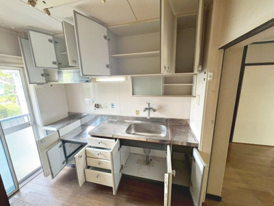 【収納】 | 新金岡第六次住宅１０棟 | キッチンの収納はたっぷりあります。調理器具や日用品の収納にも困りません。