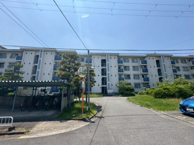 【外観】 | 新金岡第六次住宅１０棟 | 敷地内駐車場現在空きがあります。（7000円／月）詳しくは担当スタッフにお問い合わせください。