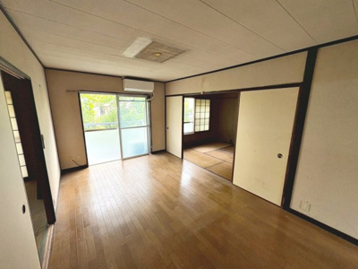 【居間・リビング】 | 新金岡第六次住宅１０棟 | 南向きのリビングは明るい日差しが差し込みます。１階ですが緑地帯があり外からの視線も気になりません。