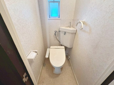 【トイレ】 | 新金岡第六次住宅１０棟 | イレにも窓があり通風化良好で清潔に保つことができます。うれしい温水洗浄便座付です。水回りの入れ替えリフォームも可能です。お気軽にお問い合わせください。※リフォームには別途費用が発生します。