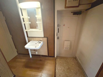 【独立洗面台】 | 新金岡第六次住宅１０棟 | 玄関と洗面台は隣接していて帰宅後すぐに手洗いができます。お子様の泥んこの手もきれいになります。