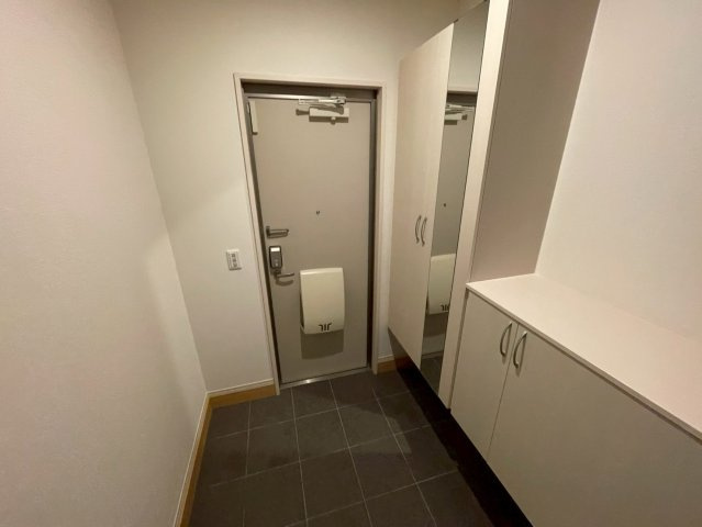 六麓荘ヒルズE棟の玄関
