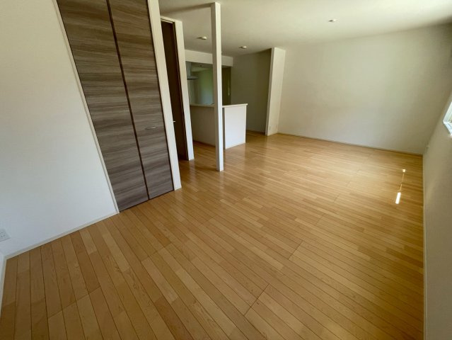 六麓荘ヒルズE棟の居間・リビング