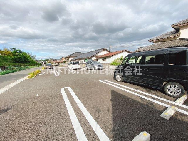 シャーメゾン　ベルヒルズの駐車場|敷地内駐車場は１台無料で使用することができます◎