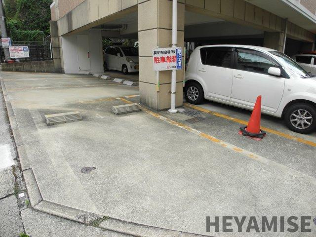 ブランドール大井手の駐車場