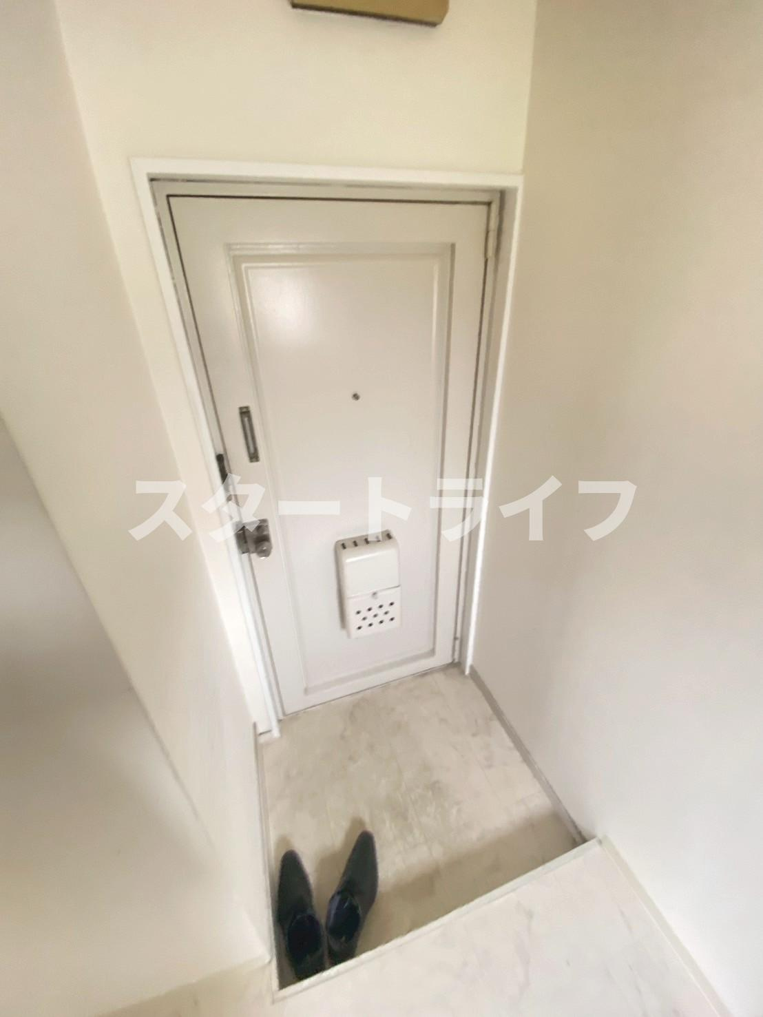 大阪市淀川区十三東３丁目の賃貸マンションの玄関