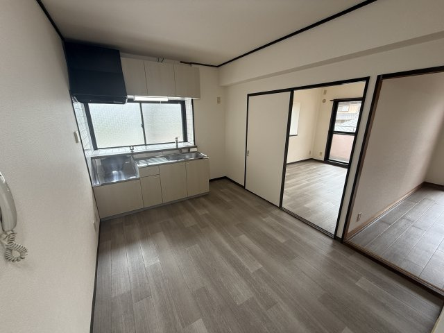 橋本市野の賃貸マンションの居間・リビング