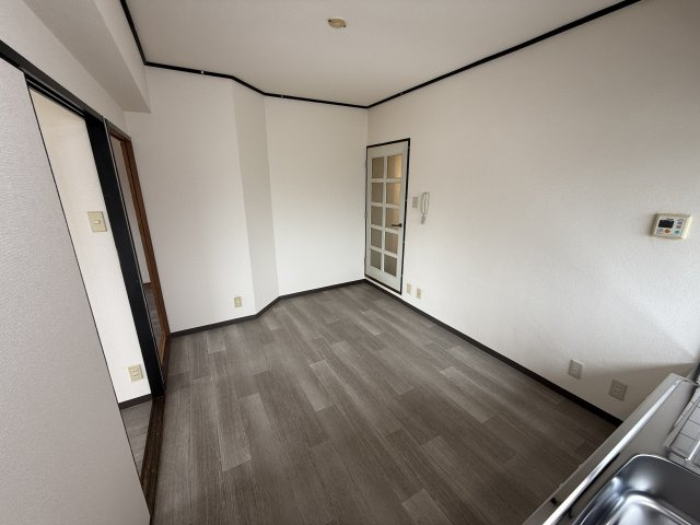橋本市野の賃貸マンションの居間・リビング