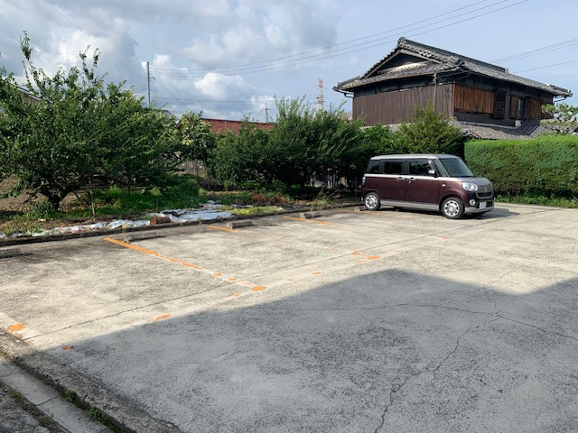 橋本市野の賃貸マンションの駐車場