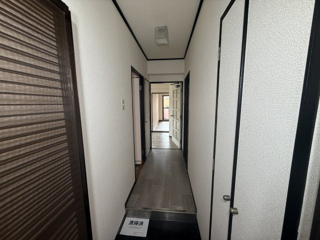 橋本市野の賃貸マンションの玄関