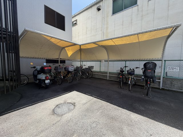 エクレール貴船の駐輪場